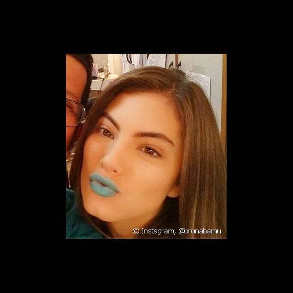 Em seu Instagram ela postou um clique ousado em que exibia um batom azul